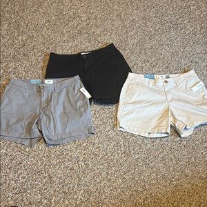 Bundle women’s Old Navy Shorts Black, gray, light khaki 2 are new